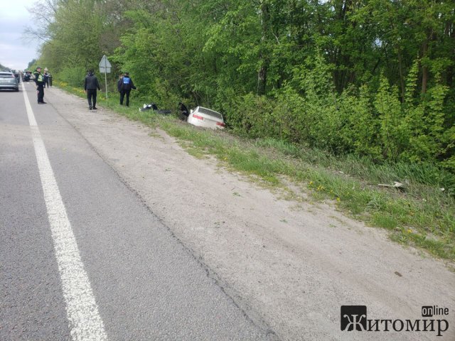 На трасі біля Житомира Honda врізалась у Skoda, яка потім зіткнулась з Mercedes: є потерпілий. ФОТО