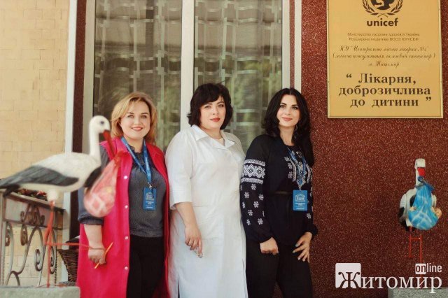  У Житомирі в одному з пологових відділень новонародженим подарували вишиванки. ФОТО