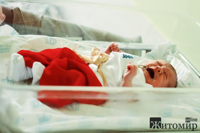  У Житомирі в одному з пологових відділень новонародженим подарували вишиванки. ФОТО