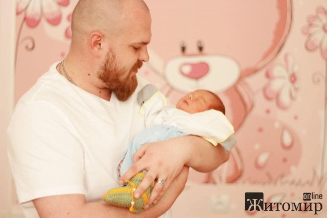  У Житомирі в одному з пологових відділень новонародженим подарували вишиванки. ФОТО