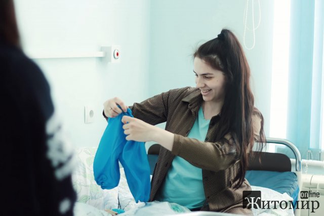  У Житомирі в одному з пологових відділень новонародженим подарували вишиванки. ФОТО
