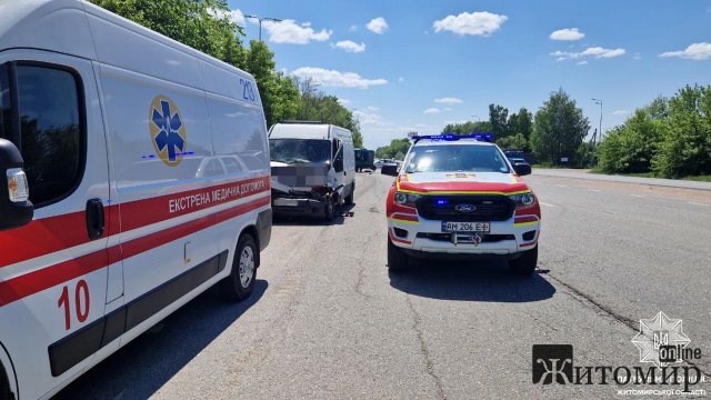 На трасі біля Житомира сталася ДТП за участі маршрутки та буса: є потерпілі. ФОТО