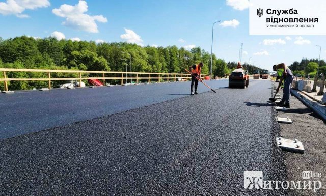 Дорожники розпочали асфальтувати пошкоджений війною міст біля села Царівка на трасі в Житомирській області. ФОТО
