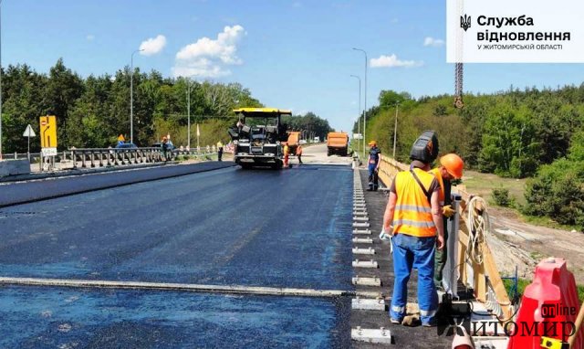 Дорожники розпочали асфальтувати пошкоджений війною міст біля села Царівка на трасі в Житомирській області. ФОТО