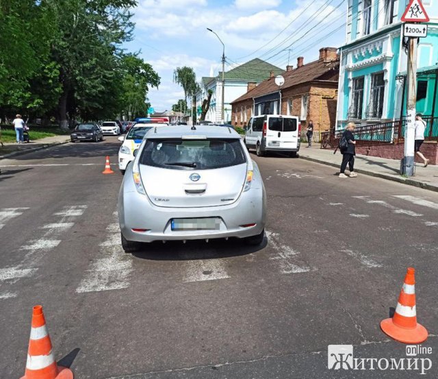 Біля дитячої поліклініки в Житомирі Nissan збив дівчину. ФОТО