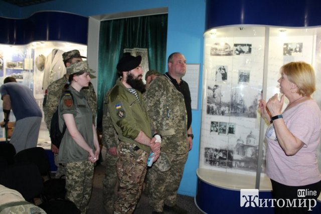 У Житомирі започатковують екскурсії для військових, які лікуються у шпиталі. ФОТО