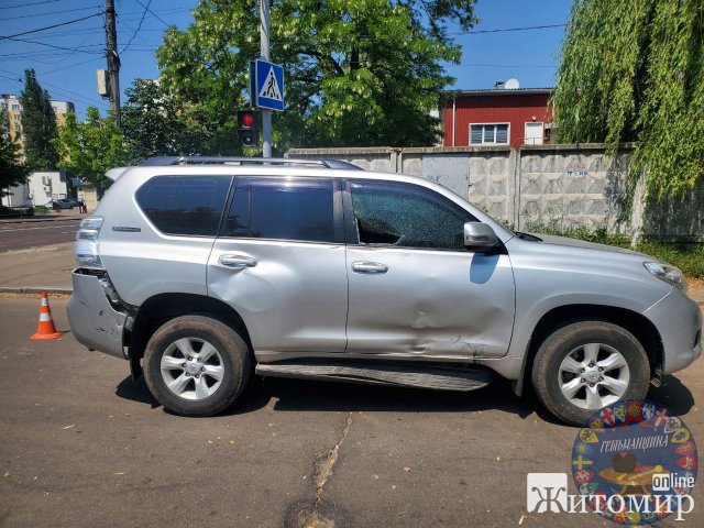 ДТП на перехресті в Житомирі: автівка збила мопедиста. ФОТО