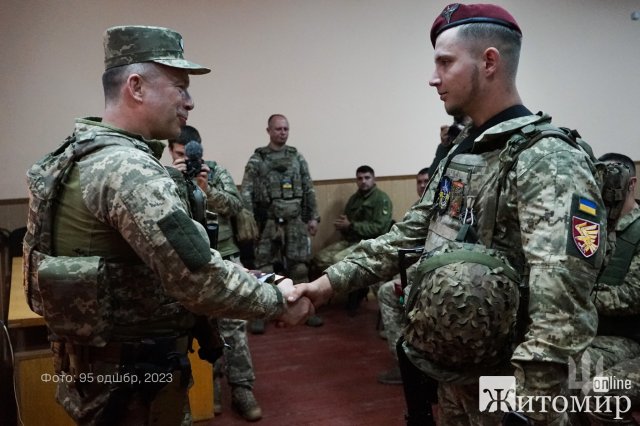 Командувач Сухопутних військ вручив нагороди та подарунки воїнам із житомирської бригади. ФОТО