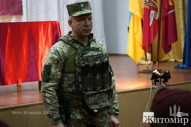 Командувач Сухопутних військ вручив нагороди та подарунки воїнам із житомирської бригади. ФОТО