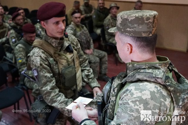 Командувач Сухопутних військ вручив нагороди та подарунки воїнам із житомирської бригади. ФОТО