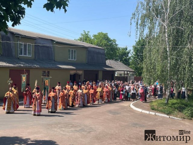 У місті на Житомирщині віряни московського патріархату присягли на вірність церкві та пообіцяли захищати її. ФОТО