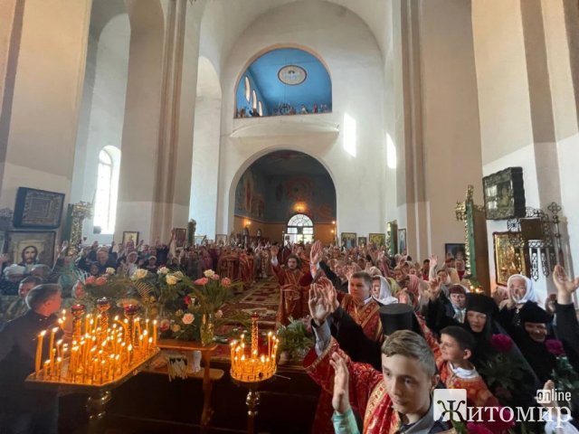 У місті на Житомирщині віряни московського патріархату присягли на вірність церкві та пообіцяли захищати її. ФОТО