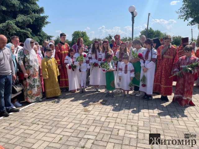 У місті на Житомирщині віряни московського патріархату присягли на вірність церкві та пообіцяли захищати її. ФОТО