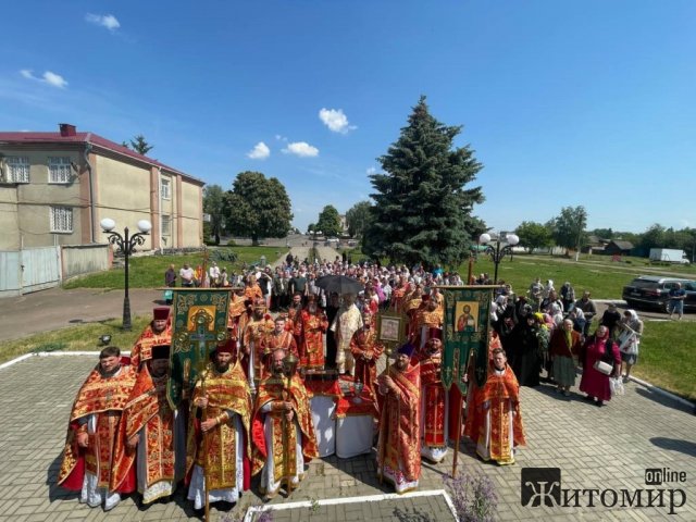 У місті на Житомирщині віряни московського патріархату присягли на вірність церкві та пообіцяли захищати її. ФОТО