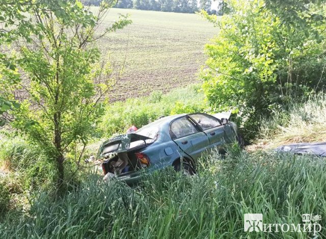 Неподалік Житомира Ford зіштовхнувся з Lanos: пасажирка однієї з автівок загинула на місці, а водій у лікарні. ФОТО