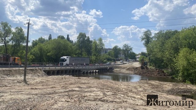 У Малині продовжують реконструкцію зруйнованої переправи: укладають асфальт. ФОТО