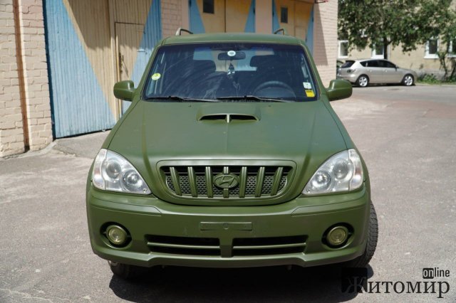 У Житомирі одному з розвідбатальйонів передали позашляховик. ФОТО