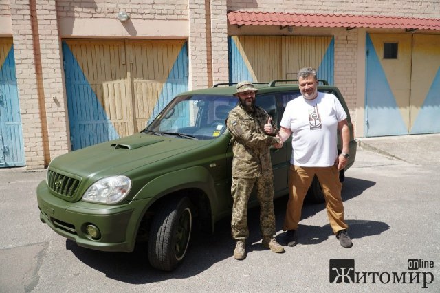 У Житомирі одному з розвідбатальйонів передали позашляховик. ФОТО