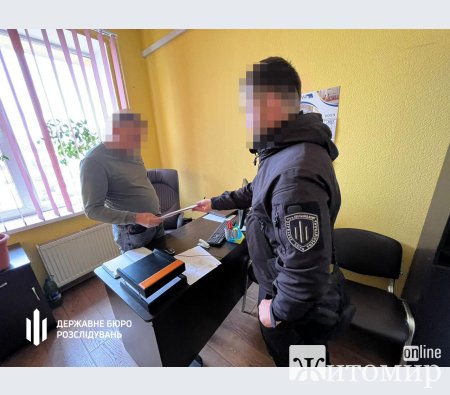ДБР повідомило про підозру 3 митникам з Житомирщини, які протиправно розмитнили автівки на 1 млн грн. ФОТО ДБР повідомило про підозру 3 митникам з Житомирщини, які протиправно розмитнили автівки на 1 млн грн. ФОТО