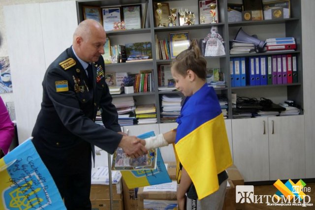 Семеро юних волонтерів з Житомира долучилися до збору коштів на авто для військових. ФОТО