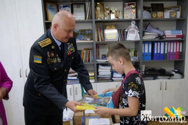 Семеро юних волонтерів з Житомира долучилися до збору коштів на авто для військових. ФОТО