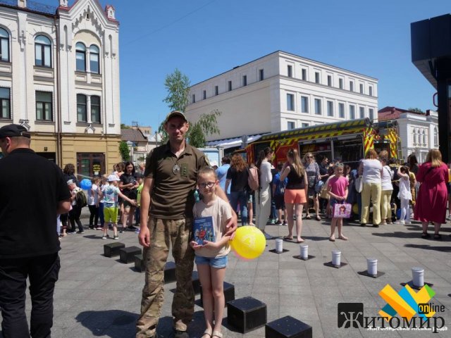 День захисту дітей на Михайлівській у Житомирі: гість свята - "двійник" пса Патрона. ФОТО