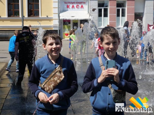 День захисту дітей на Михайлівській у Житомирі: гість свята - "двійник" пса Патрона. ФОТО