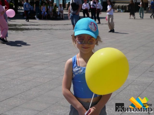 День захисту дітей на Михайлівській у Житомирі: гість свята - "двійник" пса Патрона. ФОТО