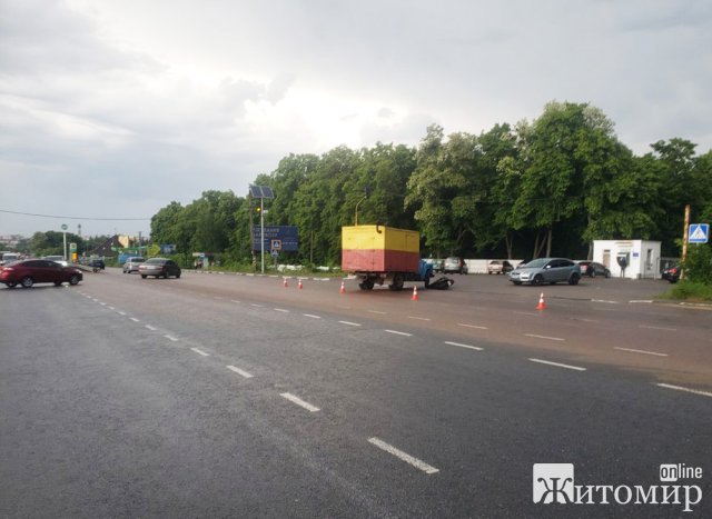 У Житомирі на Вільському шляху сталася ДТП: постраждав водій двоколісника. ФОТО