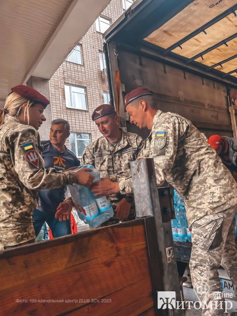 Родини військових одного з навчальних центрів Житомирщини долучились до підтримки постраждалих херсонців. ФОТО