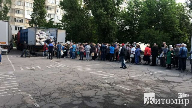 Постраждалі жителі Херсонщини отримали ще 80 тонн допомоги від Житомирщини