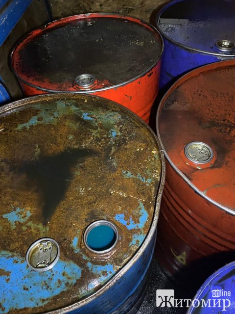 На Житомирщині поліцейські зупинили бус: водій перевозив 850 л дизпалива без належних документів. ФОТО