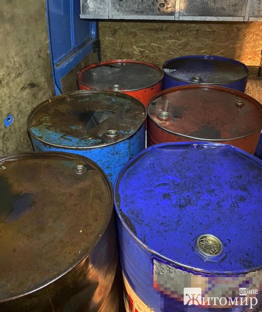 На Житомирщині поліцейські зупинили бус: водій перевозив 850 л дизпалива без належних документів. ФОТО