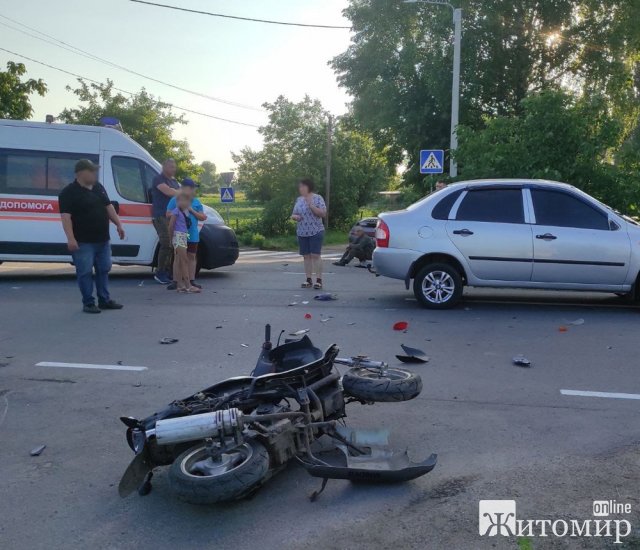 У селі Бердичівського району зіштовхнулись мопед та авто: травмувались водій двоколісника та дитина. ФОТО