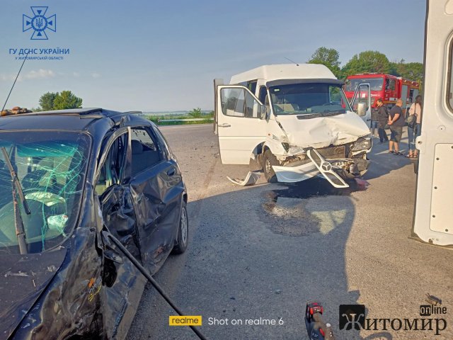 У Житомирському районі мікроавтобус зіштовхнувся з Chevrolet: рятувальники деблокували з автівки жінку. ФОТО