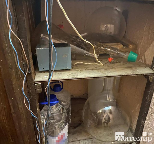 У селі біля Житомира знайшли «домашню лабораторію» з виробництва психотропу: вартість вилученого – близько 1 млн грн. ФОТО