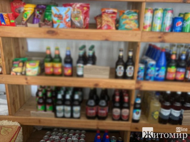В одній з громад Житомирщини під час рейду в магазині виявили майже 220 літрів спиртного та цигарок: відповідних документів не було