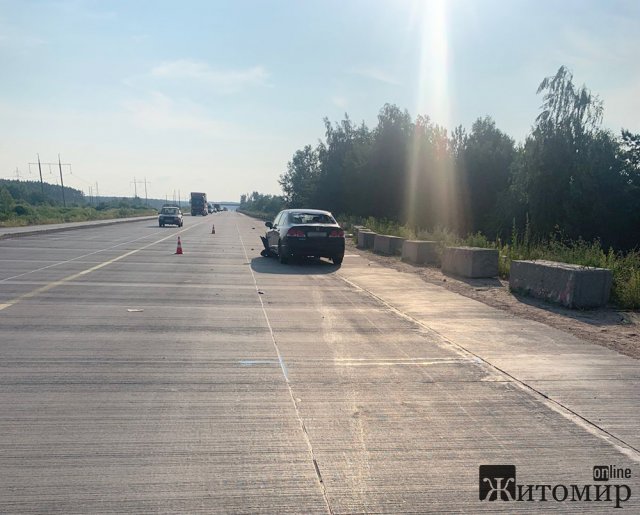 На автотрасі неподалік Житомира 13-річний мотоцикліст врізався у Honda: дитину госпіталізували. ФОТО