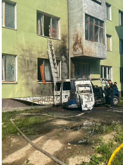 У Броварах згорів автомобіль: власник заряджав акумулятор через подовжувач, протягнутий з п’ятого поверху будинку У Броварах згорів автомобіль: власник заряджав акумулятор через подовжувач, протягнутий з п’ятого поверху будинку