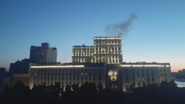 Москву атакували безпілотники: пошкоджено будівлю поруч з Міноборони РФ Москву атакували безпілотники: пошкоджено будівлю поруч з Міноборони РФ