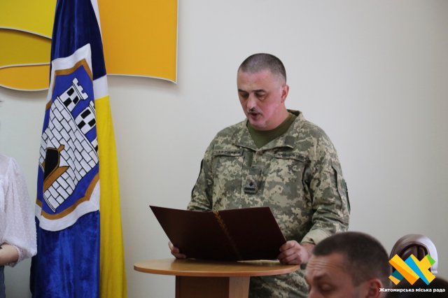 У Житомирі рідним загиблих захисників вручили посмертні нагороди Героїв. ФОТО