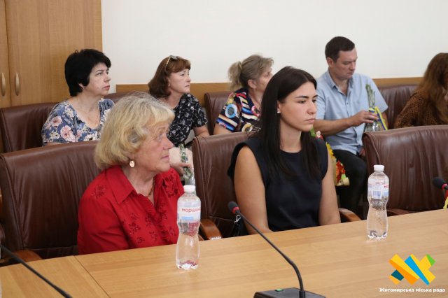 У Житомирі рідним загиблих захисників вручили посмертні нагороди Героїв. ФОТО