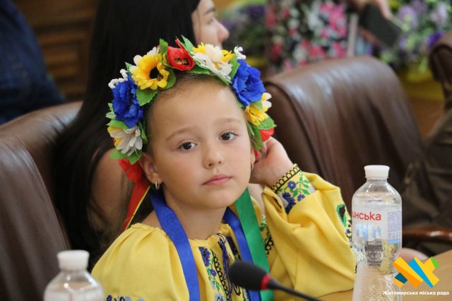 У Житомирі рідним загиблих захисників вручили посмертні нагороди Героїв. ФОТО