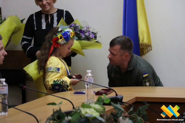 У Житомирі рідним загиблих захисників вручили посмертні нагороди Героїв. ФОТО