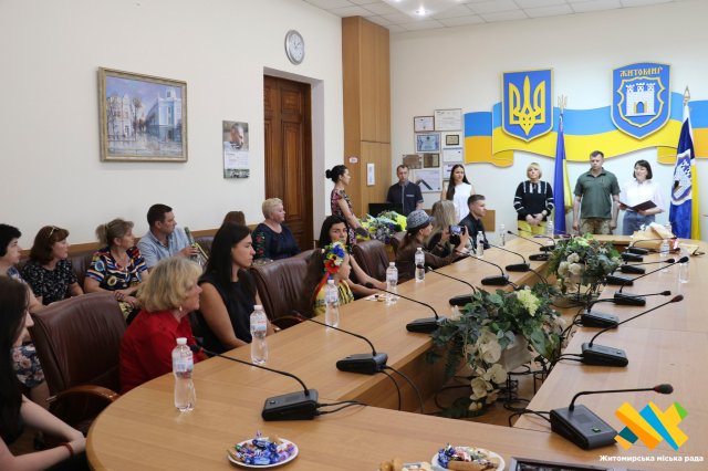 У Житомирі рідним загиблих захисників вручили посмертні нагороди Героїв. ФОТО