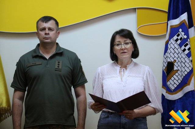 У Житомирі рідним загиблих захисників вручили посмертні нагороди Героїв. ФОТО