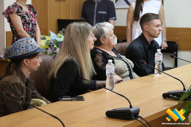У Житомирі рідним загиблих захисників вручили посмертні нагороди Героїв. ФОТО
