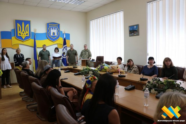 У Житомирі рідним загиблих захисників вручили посмертні нагороди Героїв. ФОТО