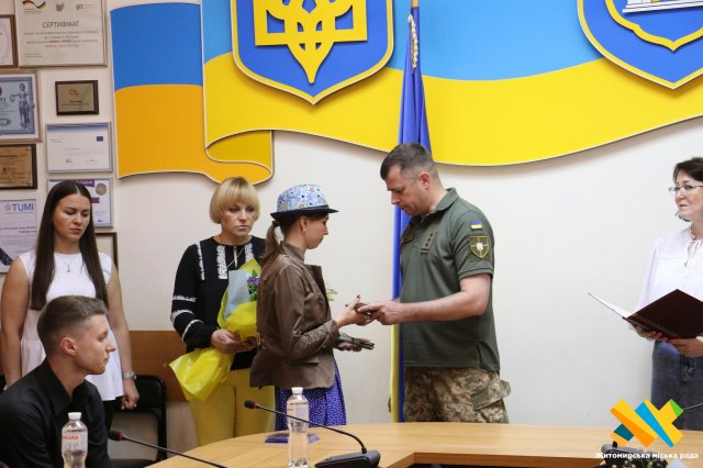 У Житомирі рідним загиблих захисників вручили посмертні нагороди Героїв. ФОТО