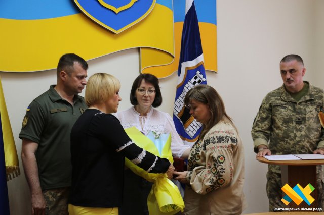 У Житомирі рідним загиблих захисників вручили посмертні нагороди Героїв. ФОТО